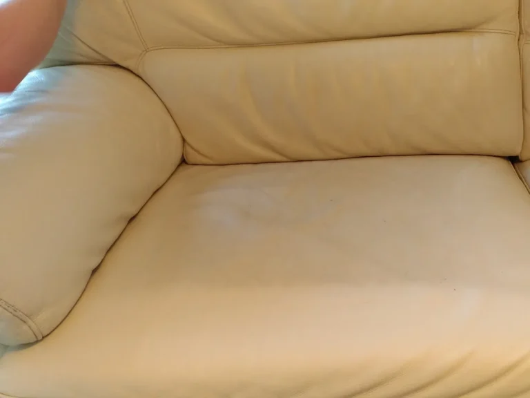 Sofa skózana odzyskuje swój blask po naszym czyszczeniu.