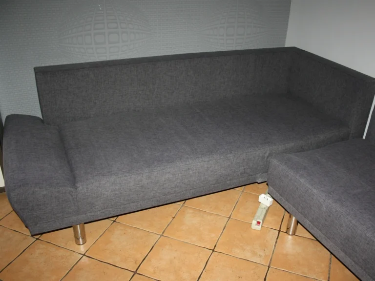 Duży narożnik z plamami po czyszczeniu