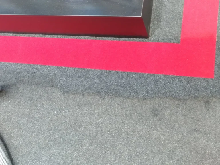 Pranie wykładziny w Media Expert Szczecin. Efekt przed i po praniu. Zbliżenie .