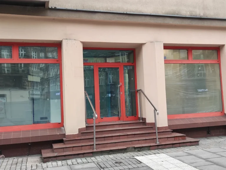 Usuwanie naklejek z witryny w centrum Szczecina - po