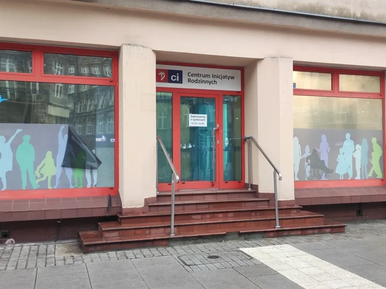 Usuwanie naklejek z witryny w centrum Szczecina - przed