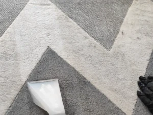 Ciekawy wzór na dywanie po praniu wygląda znacznie lepiej.