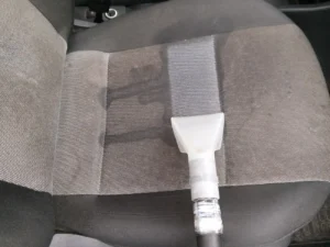 Proces silnie zabrudzonego siedzenia samochodowego. Widać, że efekt jest zdumiewający.