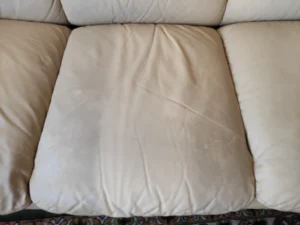 Czysty pas tapicerki skórzanej na siedzisku no efekt nazej pracy.