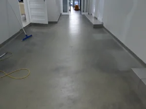 Hol firmy klienta z uszkodzoną i zapuszczoną wykładziną PCV