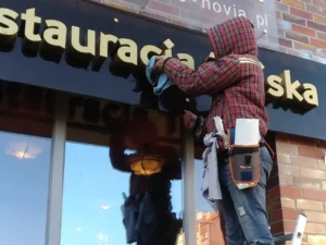 Okresowe mycie banerów w Budha Restaurant