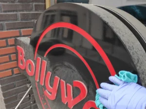 Restauracja Bollywod jako stały klient zlecała nam regularne oczyszczanie okien i banerów reklamowych.