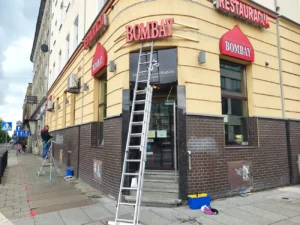 Oczyszczanie napisów 3D na elewacji w Szczecinie