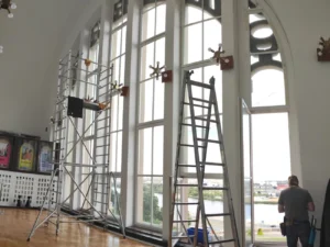 Mycie wielkiego okna na Wałach Chrobrego w Szczecinie