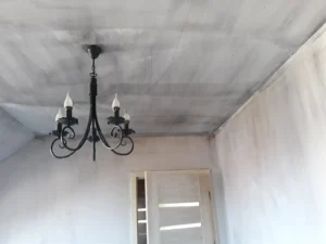Okopcony sufit po czyszczeniu