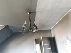 Okopcony sufit przed czyszczeniem