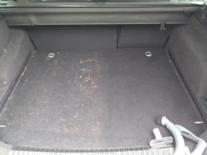 Sprzątanie bagażnika w samochodzie