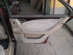 Brudne boczki na drzwiach to nie problem. Spójrz na kolejne zdjęcie.