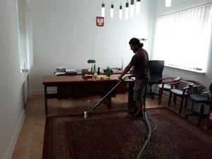 Wełniany dywan prany w biurze klienta