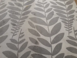 Dobrze widoczny wynik naszych działań przy praniu tego liściastego dywanu.