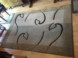 Do połowy wyprany dywan dla ukazania efektu przed i po