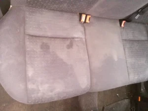 Pozalewana i ubłocona tapicerka kanapy w aucie to nie problem.