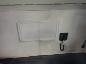 Widać efekt prania ścianki przylegającej do łóżka w kabinie ciągnika siodłowego.