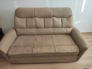 Mocno zabrudzona kanapa po praniu odzyskała dawny blask.