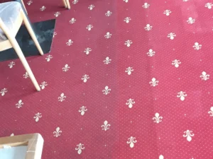 Pranie wykładziny na pokładzie barki restauracyjnej w Szczecinie.