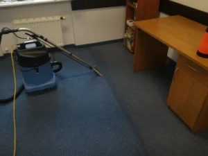 Niebieska wykładzina przed i po praniu