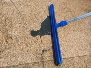 Widać ile brudu jesteśmy doczyścić z pozornie niezbyt brudnej wykładziny pcv.