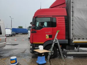 Tym razem nawet deszcz nie przerwał nam pracy przy sprzątaniu kabiny TIRa. Wszystko prowizorycznie zabezpieczone i jedziemy dalej z praniem tapicerki.