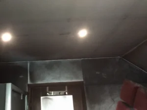 Ściana i sufit łazienki okopcone przez pożar