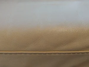 Czysty brzeg sofy ze skóry