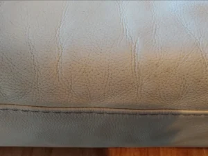 Brudny brzeg sofy ze skóry