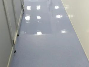 Zlecenie polimerowania, widać linię gdzie na wykładzinie kończy się polimer. Różnica jest wielka.