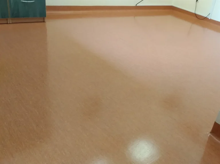 Nieoczyszczona pomarańczowa podłoga po akrylowaniu